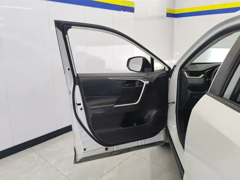 Toyota RAV4 — фото 10
