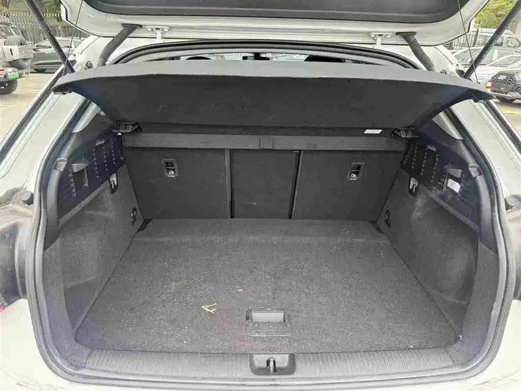 Audi Q2L — фото 6