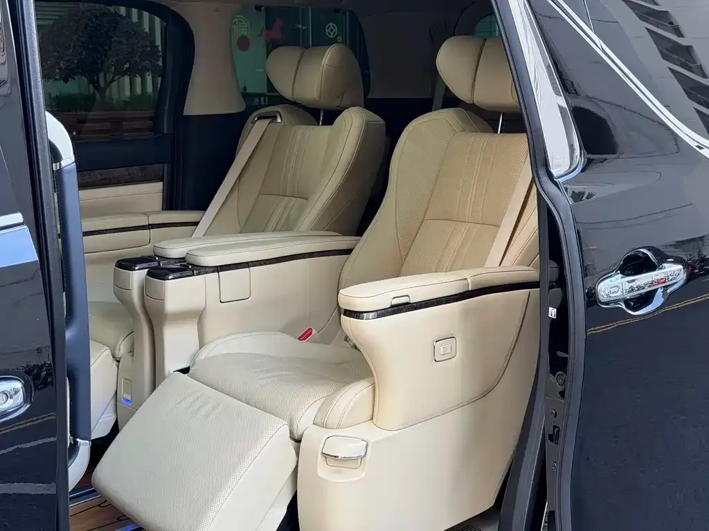 Toyota Alphard 2023 из CN, фото 3