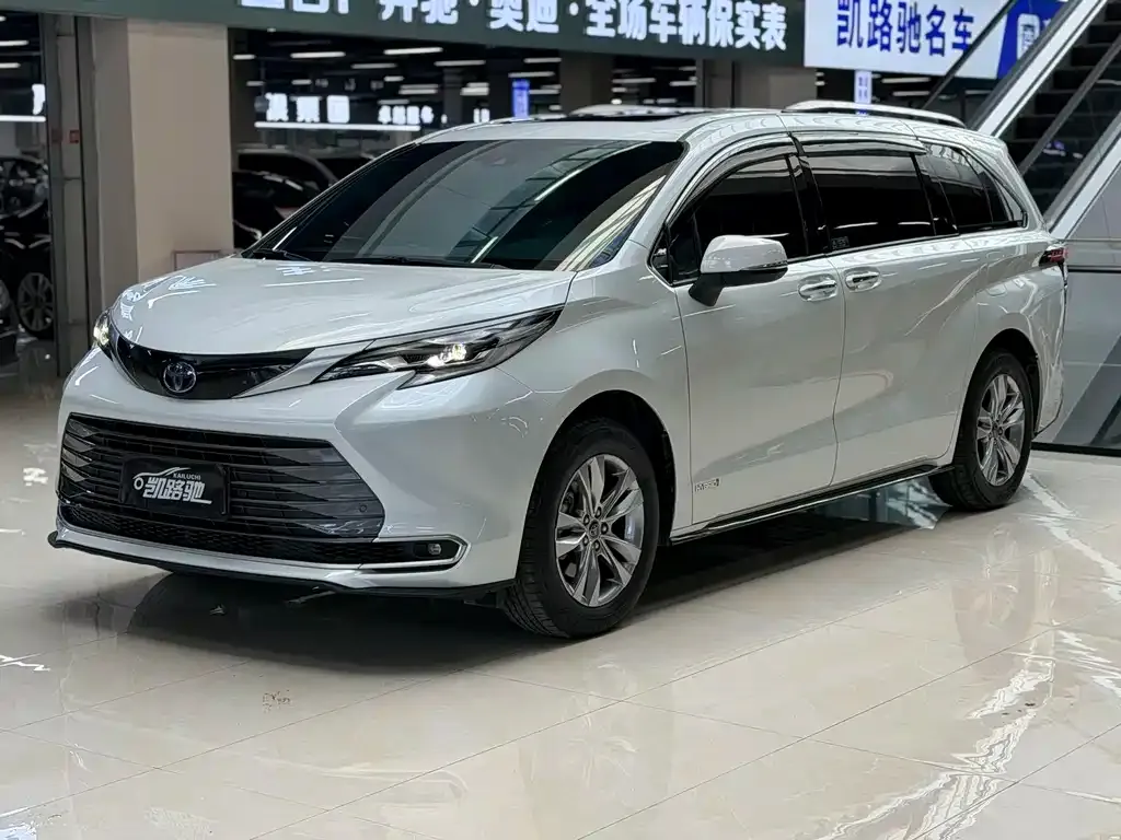 Toyota Sienna — фото 1