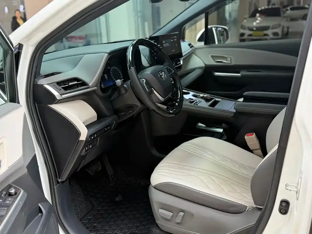 Toyota Sienna — фото 4