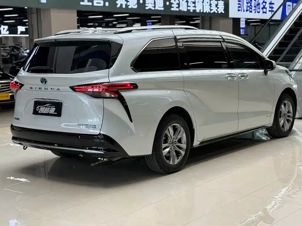 Toyota Sienna — фото 5