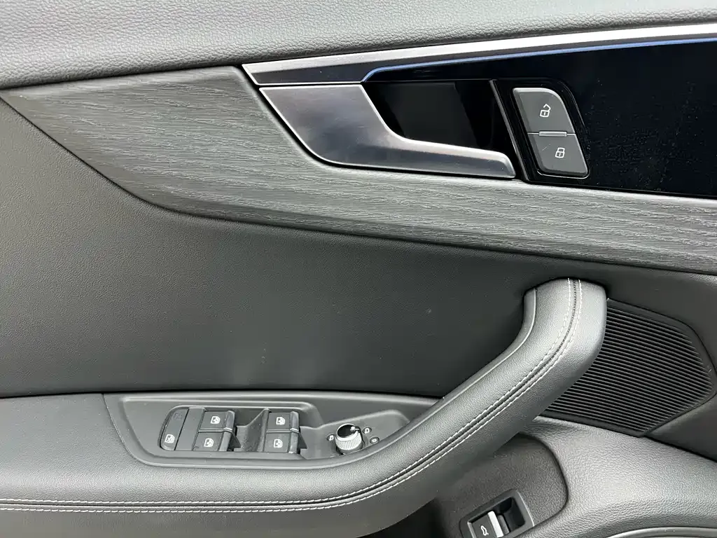 Audi A4L 2024 из CN, фото 6