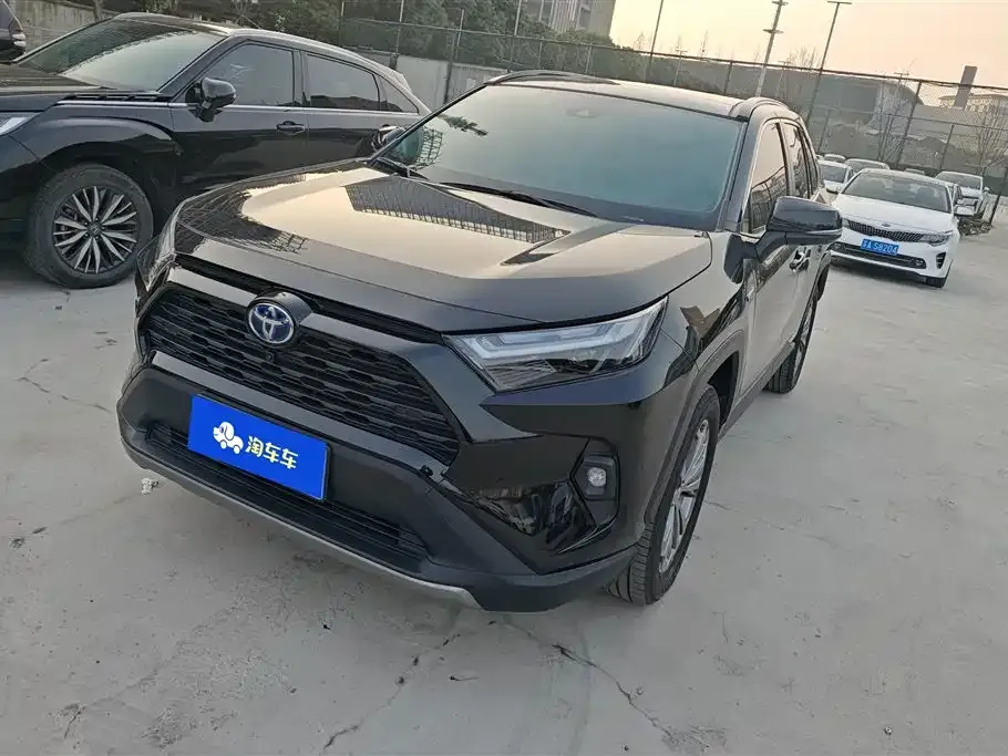 Toyota RAV4 — фото 1