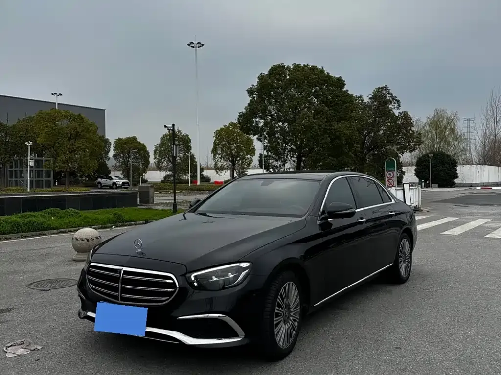 Mercedes-Benz E-Class — фото 1