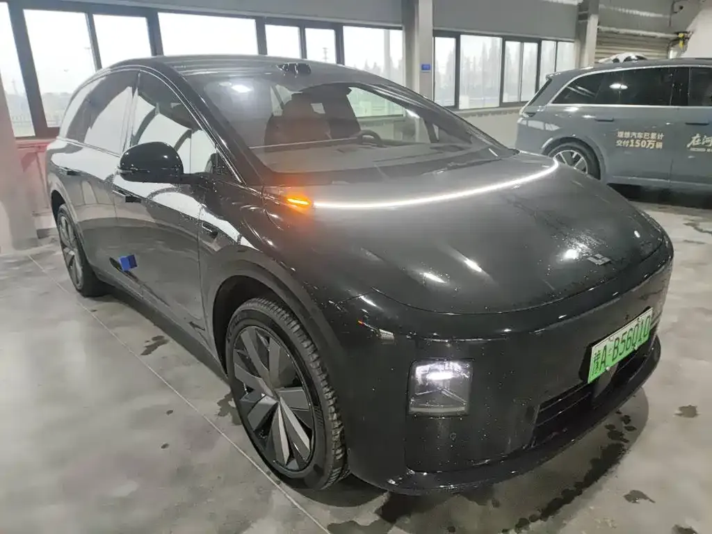 Li Auto i8 — фото 3