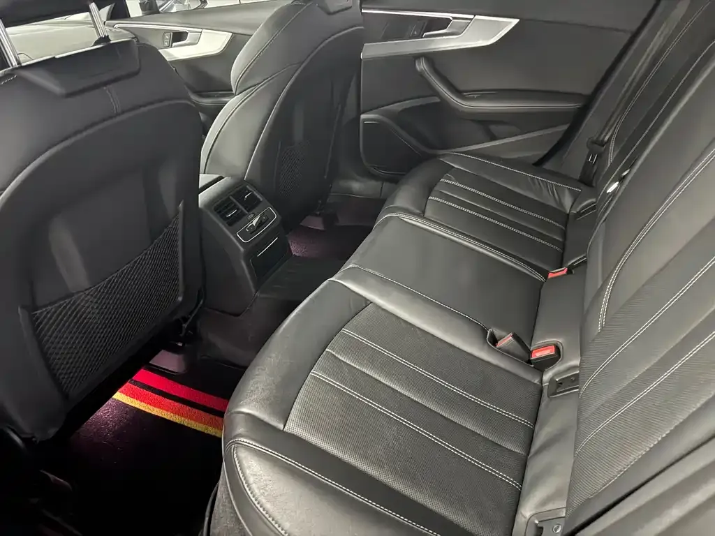 Audi A4L 2022 из CN, фото 4