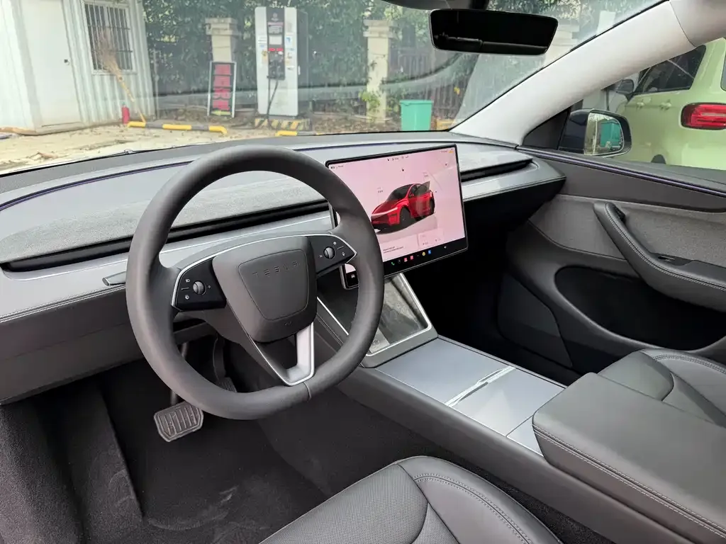 Tesla Model Y — фото 8