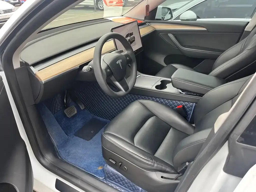 Tesla Model Y — фото 8
