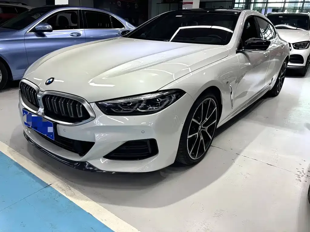 BMW 8 Series — фото 1