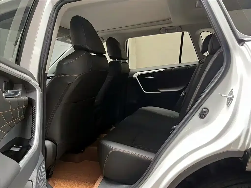 Toyota RAV4 — фото 4