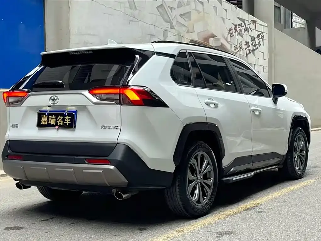 Toyota RAV4 — фото 7