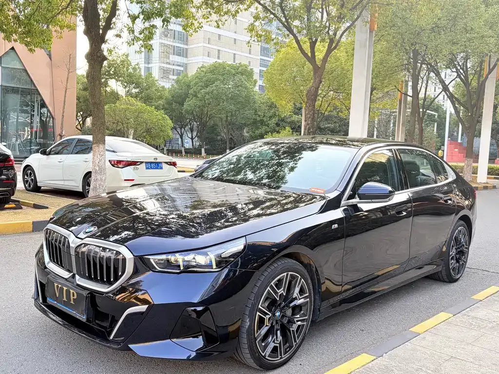 BMW 5 Series — фото 1