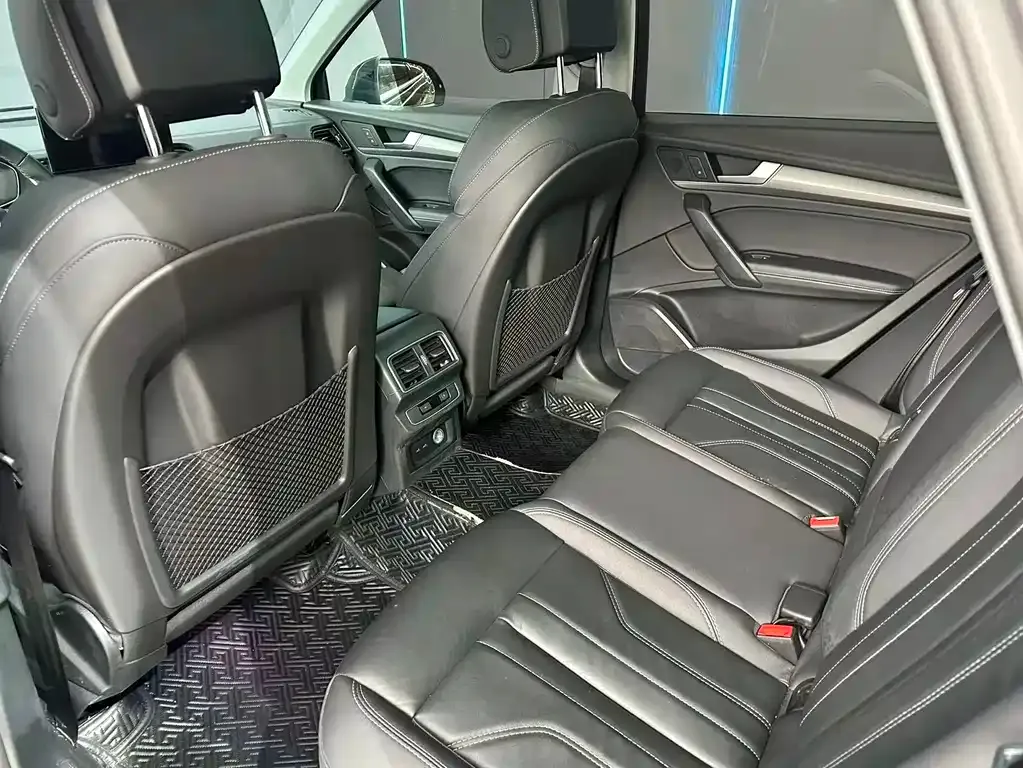 Audi Q5L — фото 9