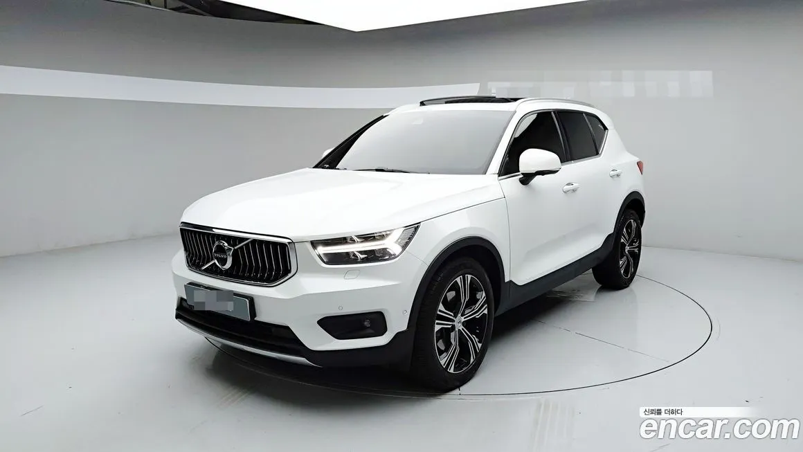 Volvo XC40 — фото 1