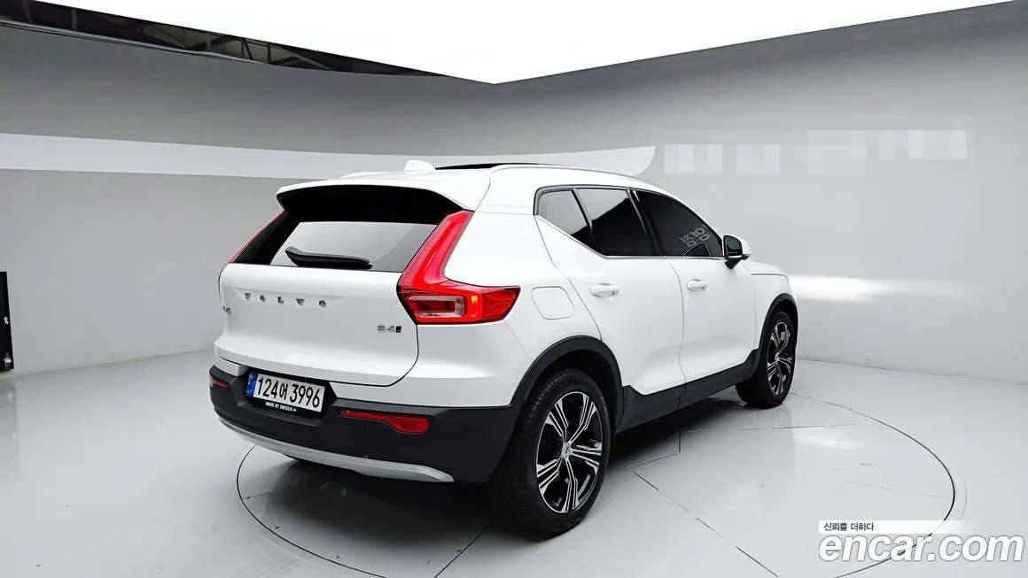 Volvo XC40 — фото 8