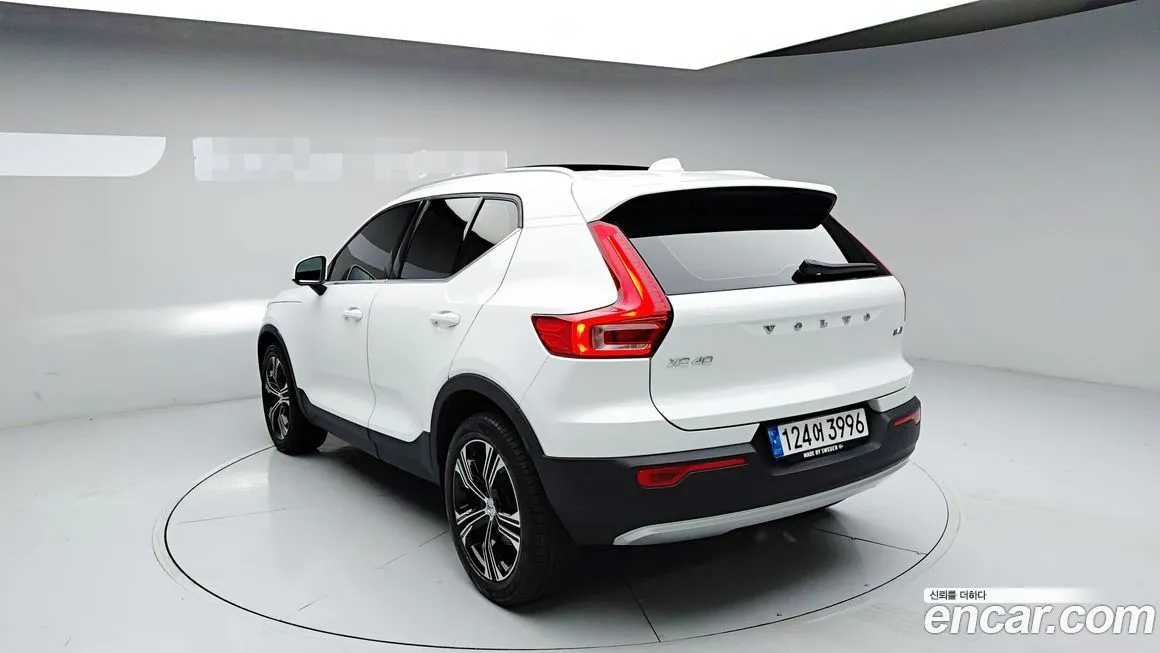 Volvo XC40 — фото 10