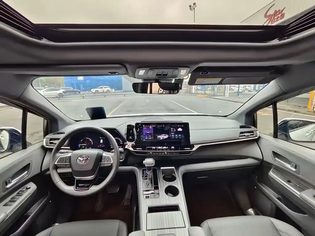 Toyota Sienna 2025 из CN, фото 3