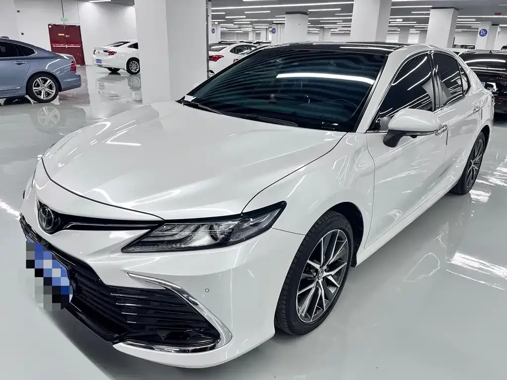 Toyota Camry — фото 1