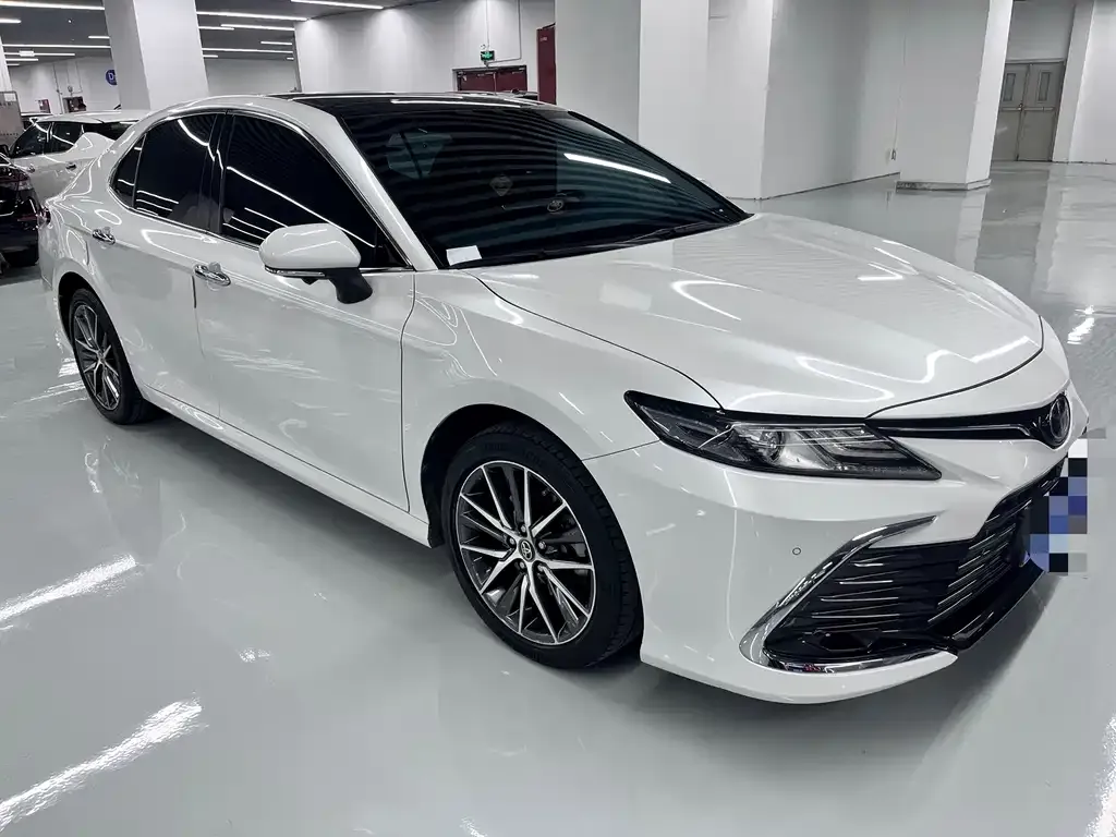 Toyota Camry — фото 2