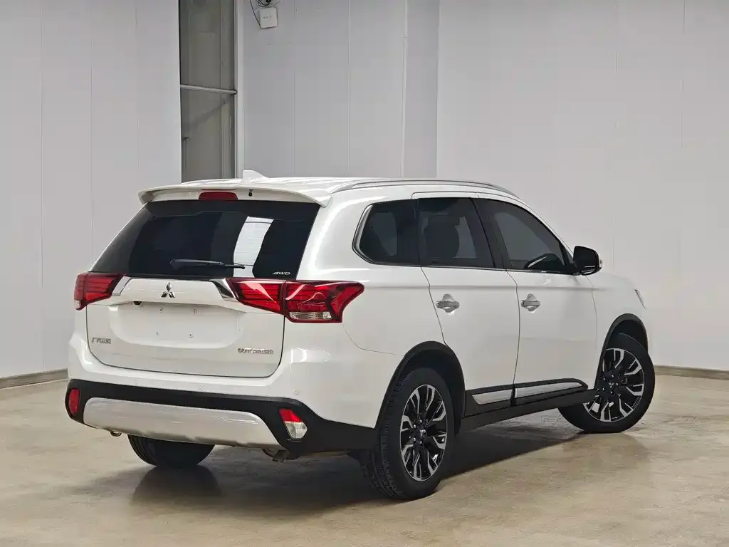 Mitsubishi Outlander 2021 из CN, фото 2