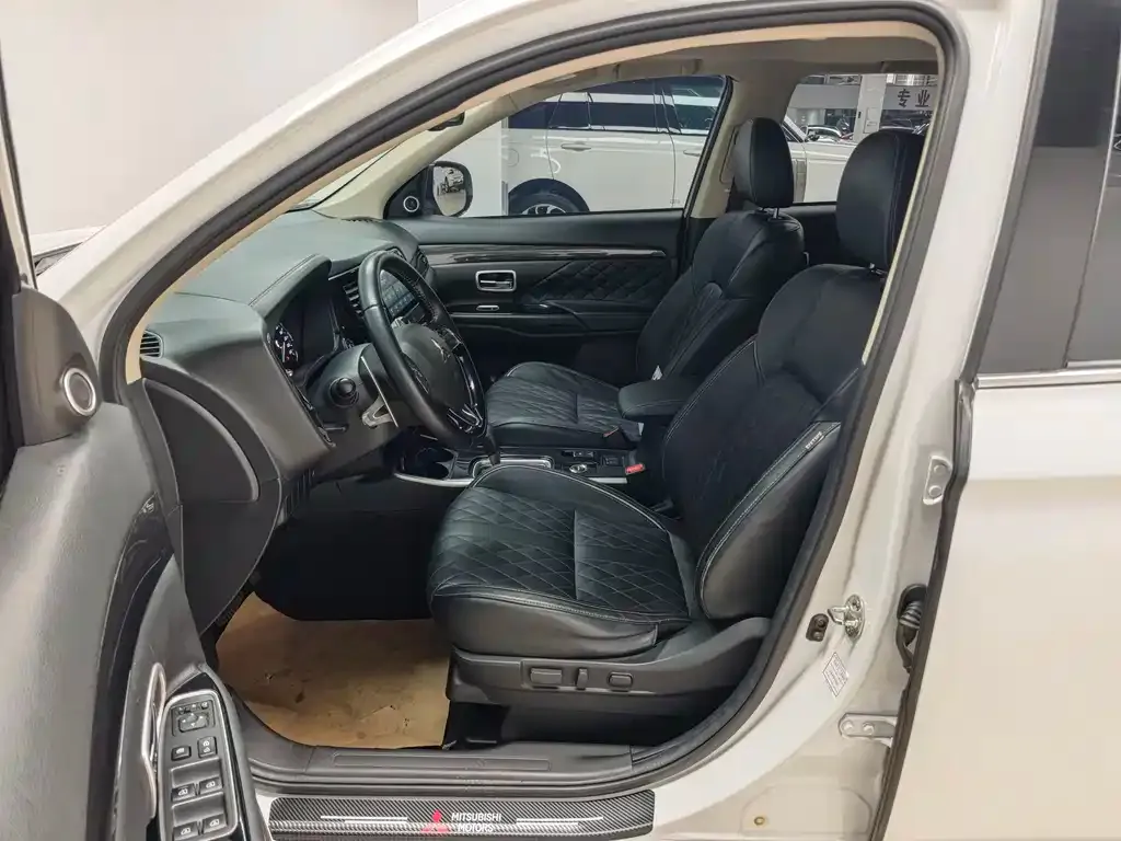 Mitsubishi Outlander 2021 из CN, фото 8