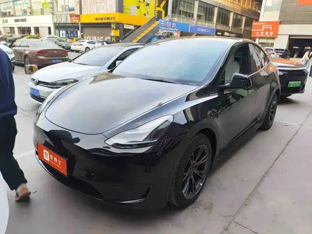 Tesla Model Y — фото 1