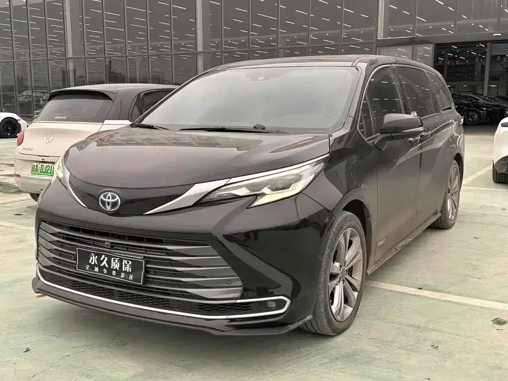 Toyota Sienna — фото 1