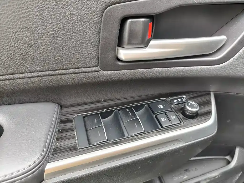 Toyota Sienna — фото 10