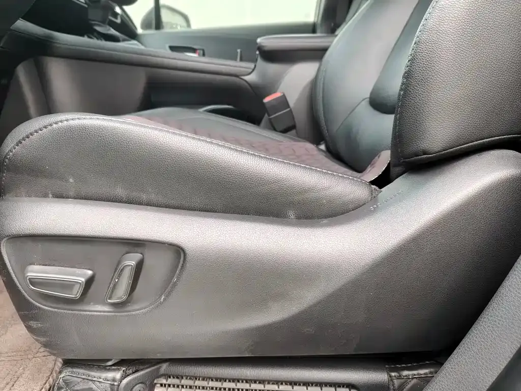 Toyota Sienna — фото 9