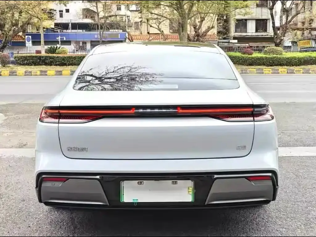Geely Galaxy E8 — фото 10