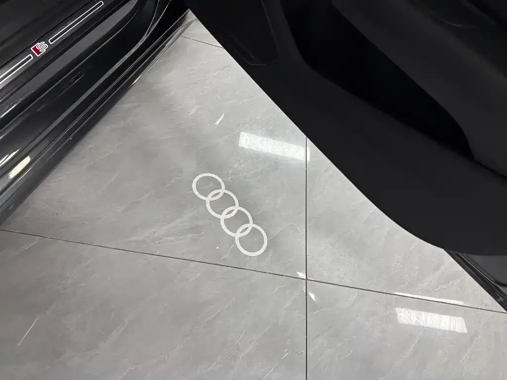 Audi A4L 2022 из CN, фото 2