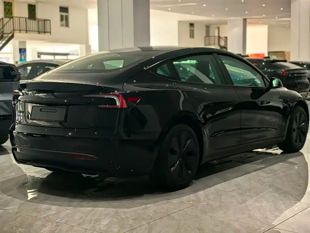 Tesla Model 3 — фото 7
