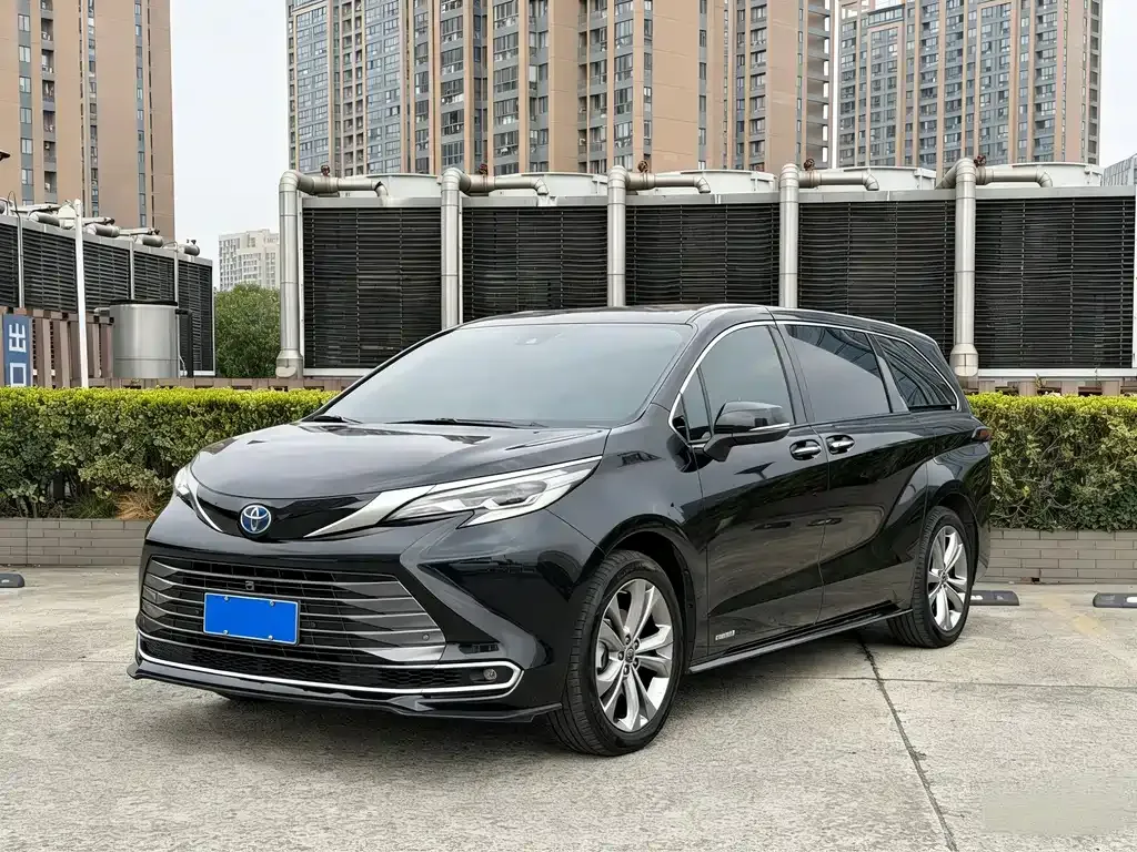 Toyota Sienna — фото 1