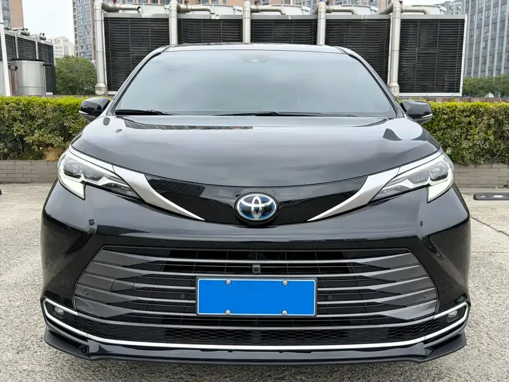 Toyota Sienna — фото 3