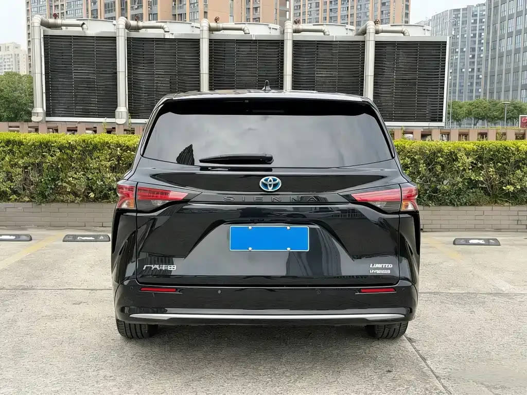 Toyota Sienna — фото 8