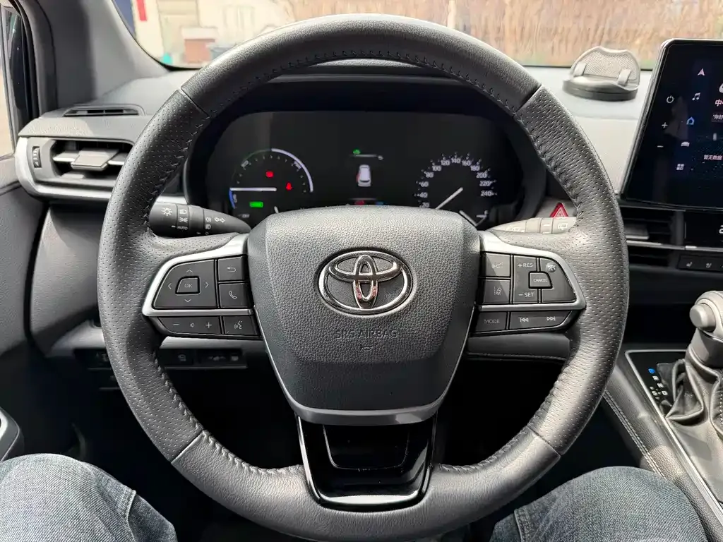 Toyota Sienna — фото 7