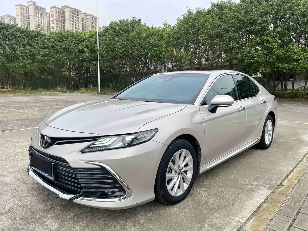 Toyota Camry — фото 1