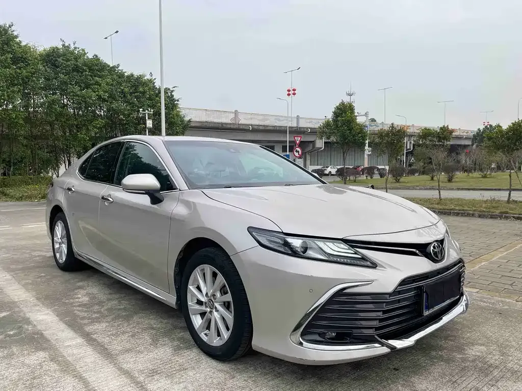 Toyota Camry — фото 3