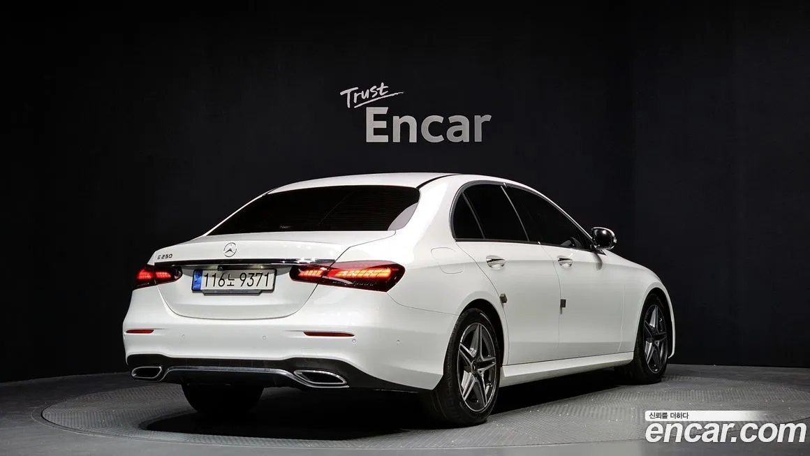 Mercedes-Benz E-Class — фото 2