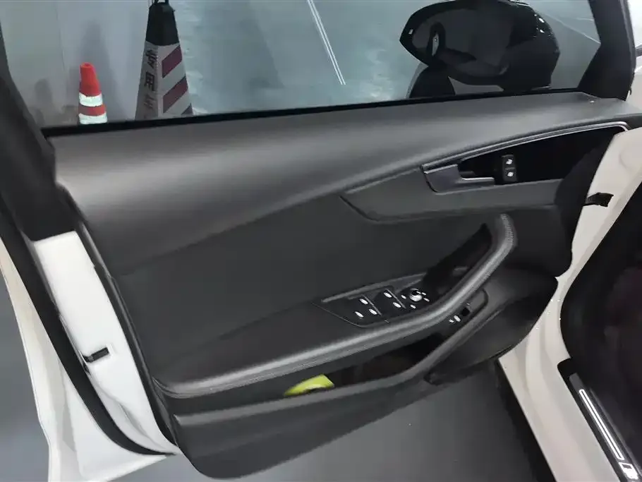 Audi A4L 2023 из CN, фото 8