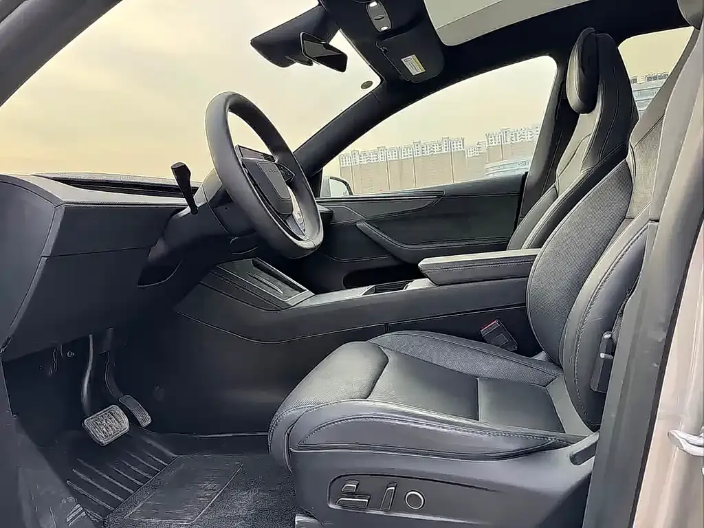 Tesla Model Y L — фото 3
