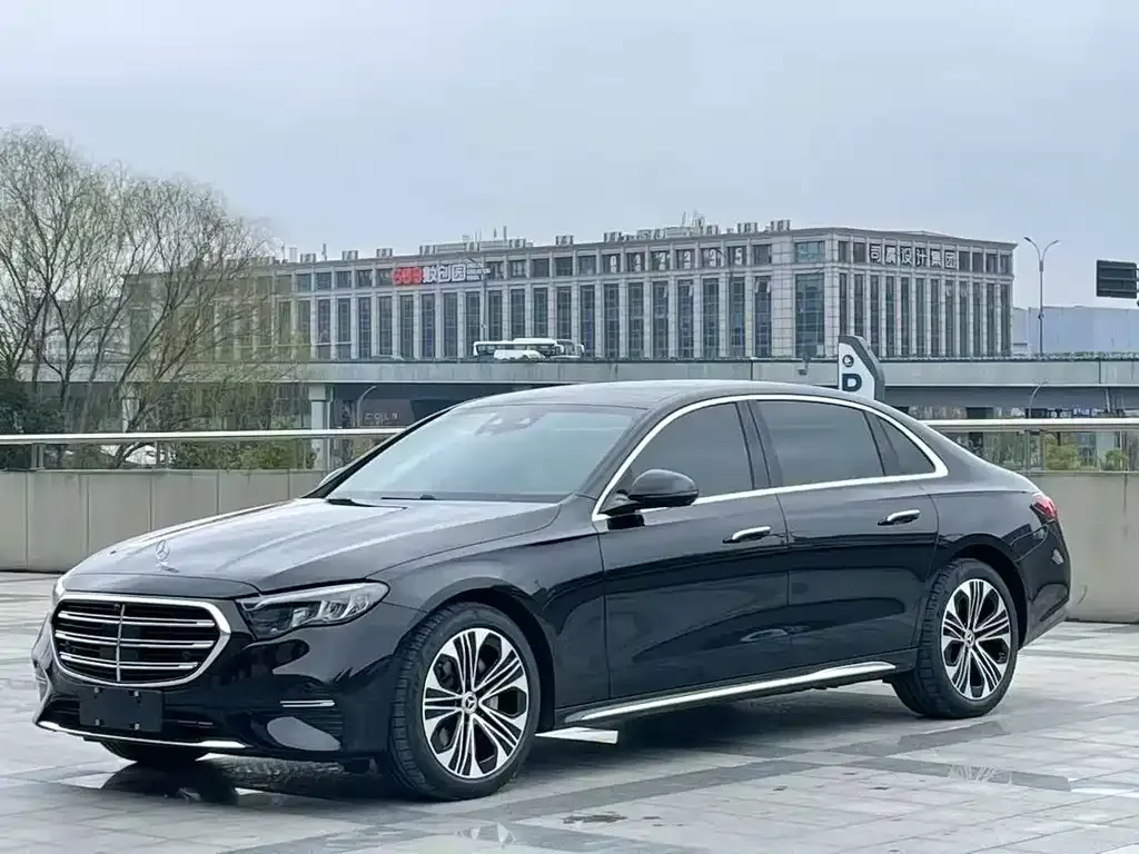 Mercedes-Benz E-Class — фото 1