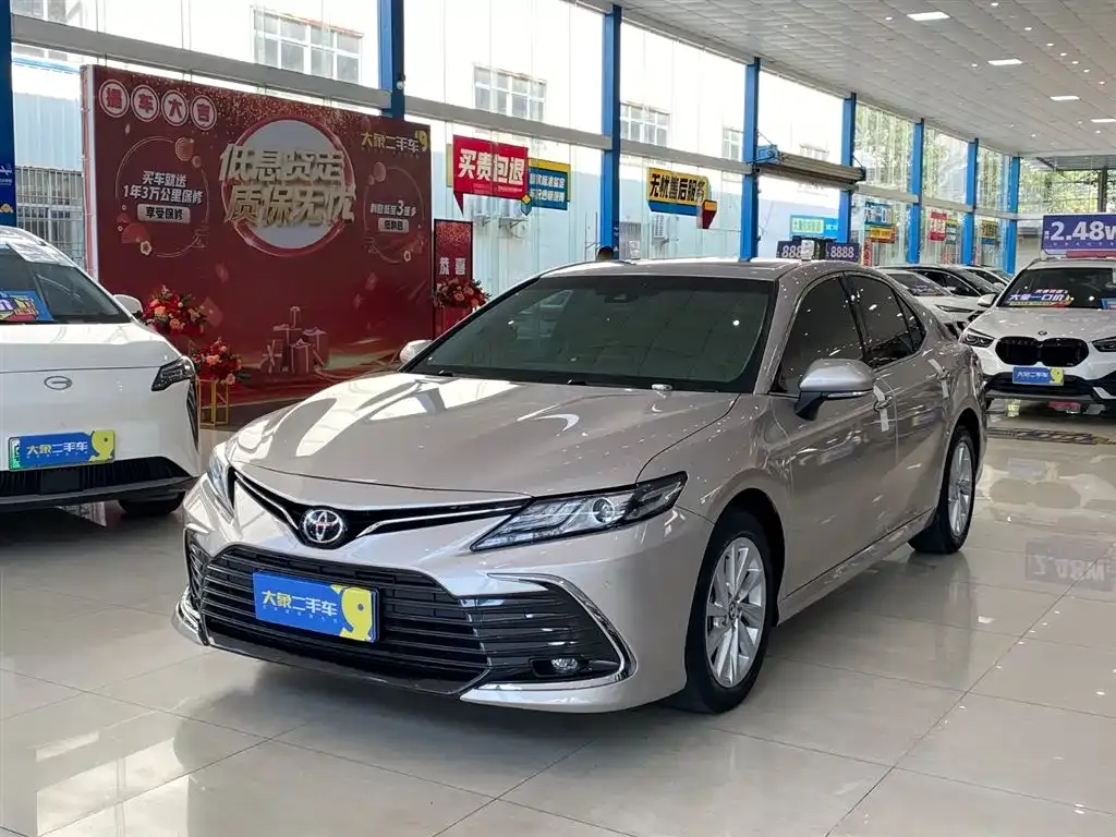 Toyota Camry — фото 1