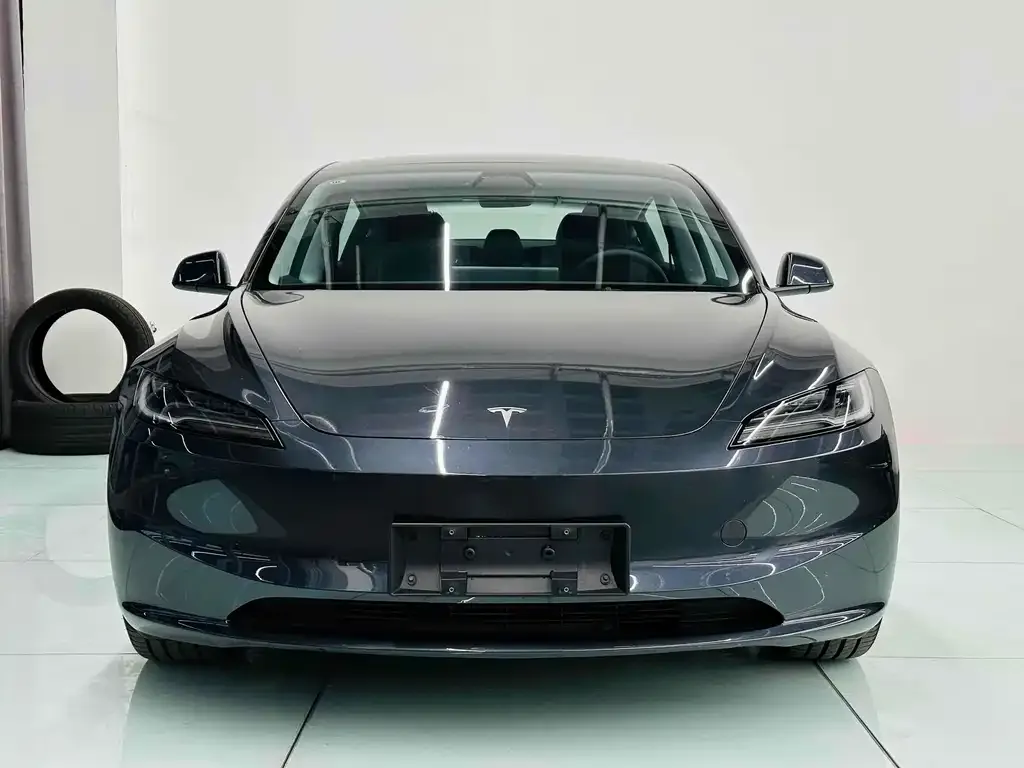 Tesla Model 3 — фото 1