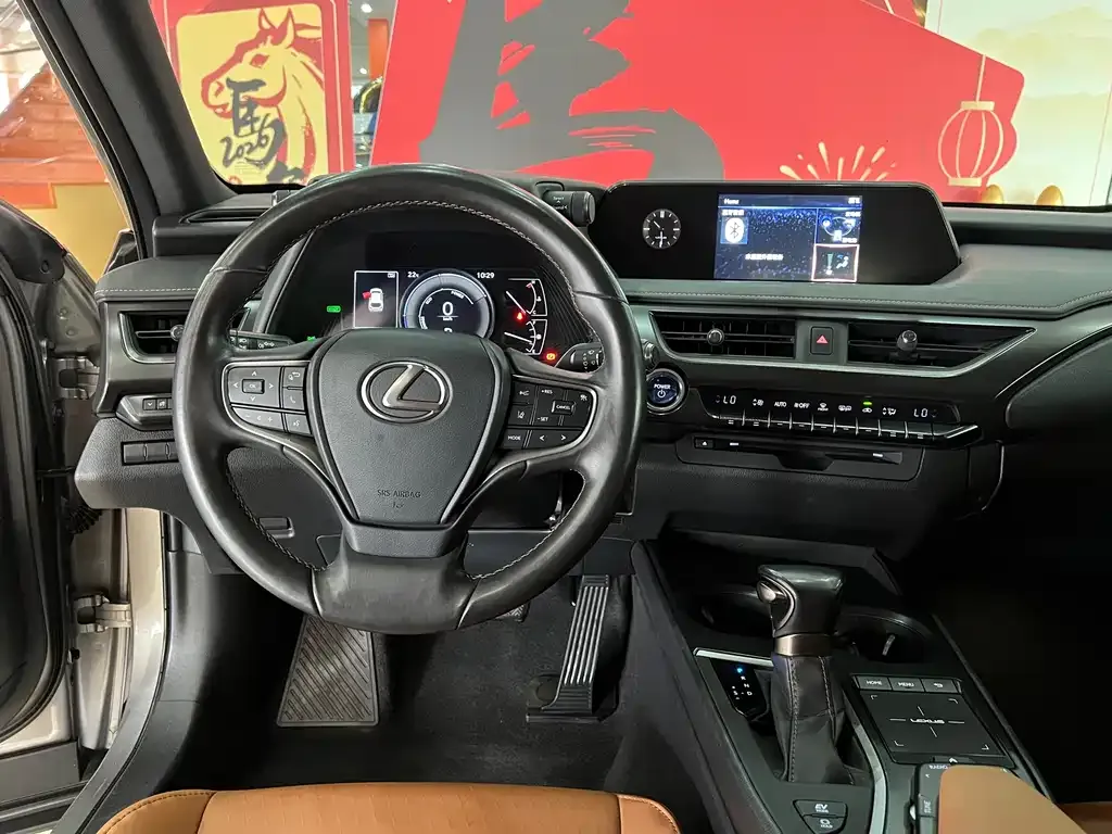 Lexus UX — фото 2