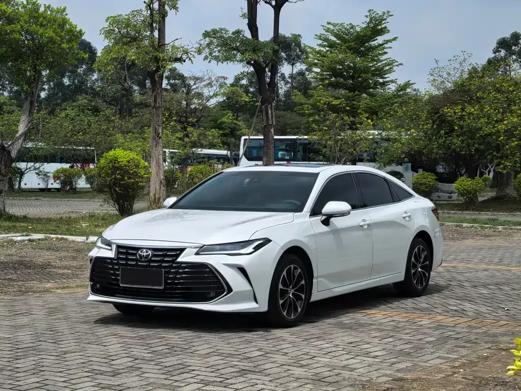 Toyota Avalon — фото 1