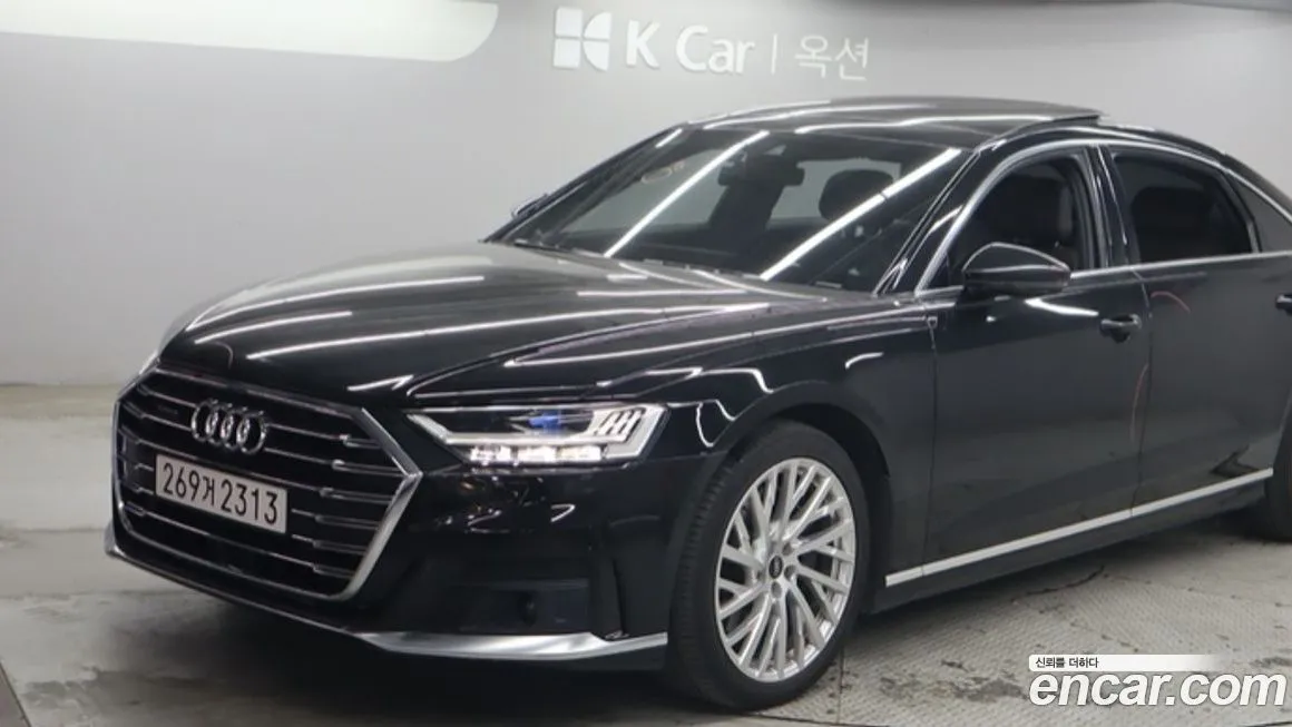 Audi A8 — фото 1