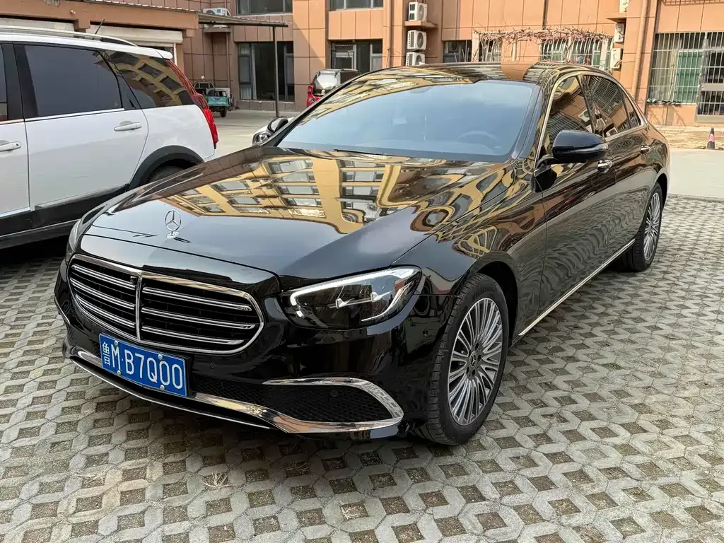 Mercedes-Benz E-Class — фото 1