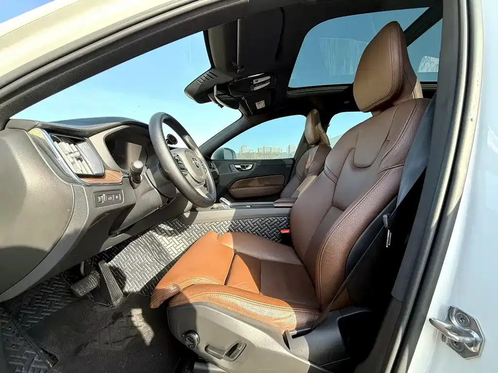 Volvo XC60 PHEV 2021 из CN, фото 8